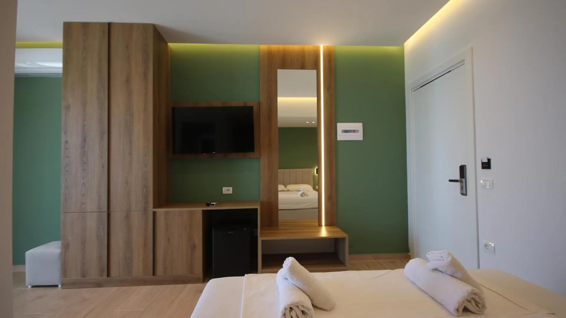 Emily'S Hotel Himare